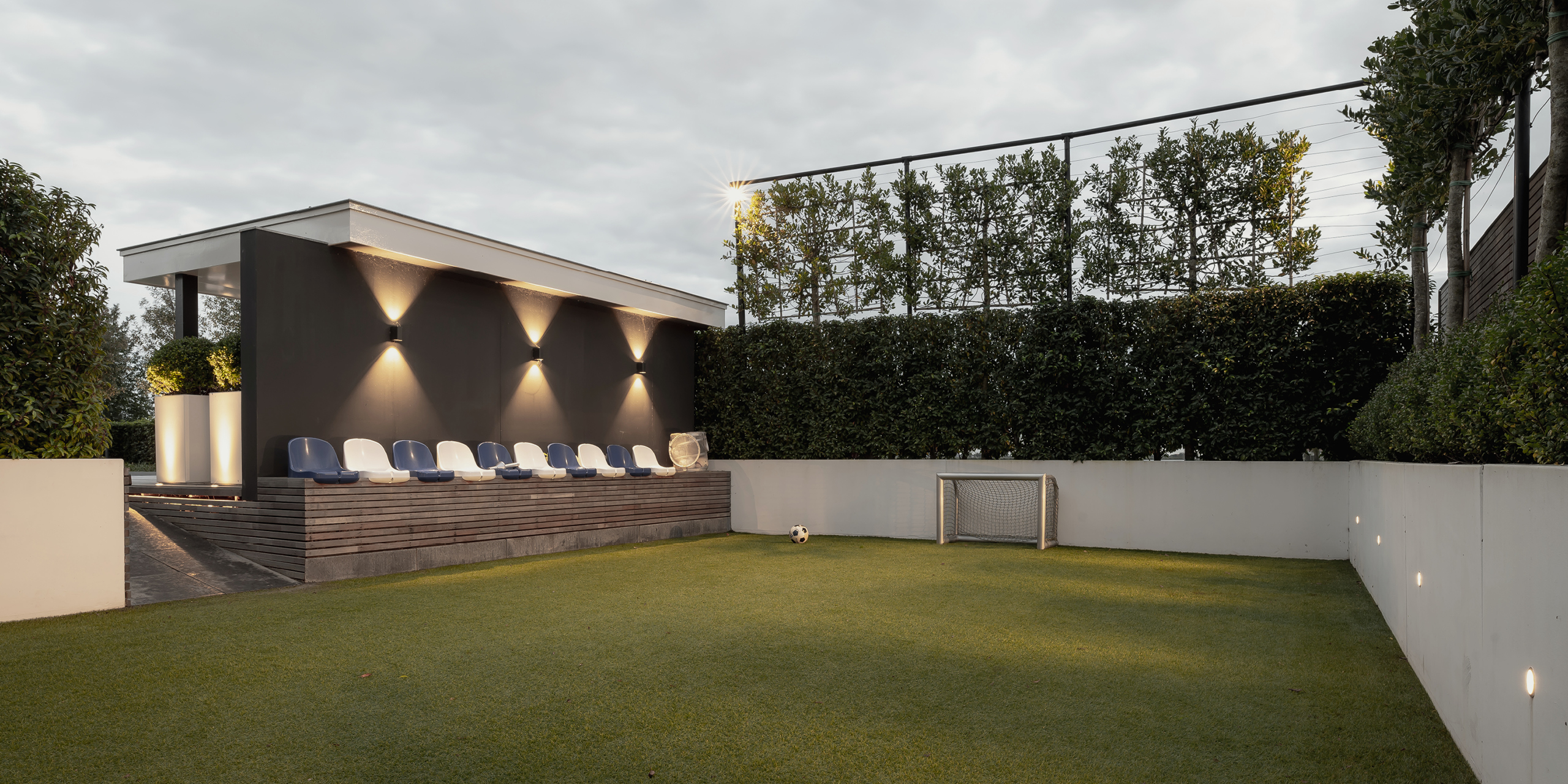 Buytengewoon wellnesstuin in Leeuwarden met voetbalveld, haag en veranda.