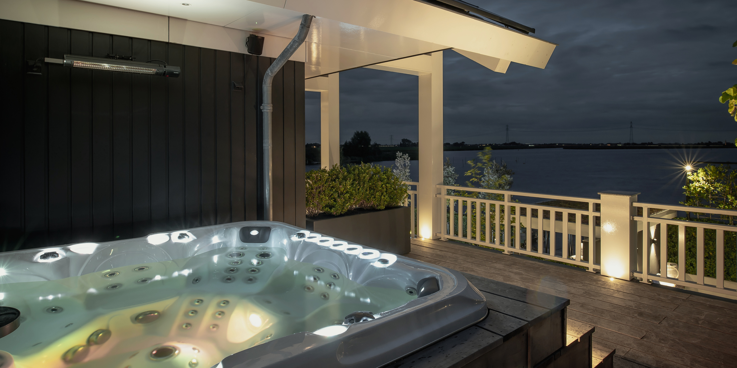 Buytengewoon wellnesstuin in Leeuwarden met whirlpool en vlonder.