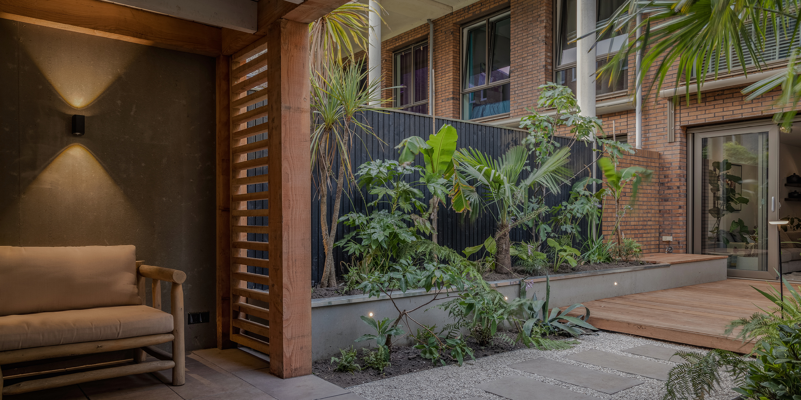 Amsterdamse Buytengewoon stadstuinen met zwevend vlonder, tropische planten en douglashout.