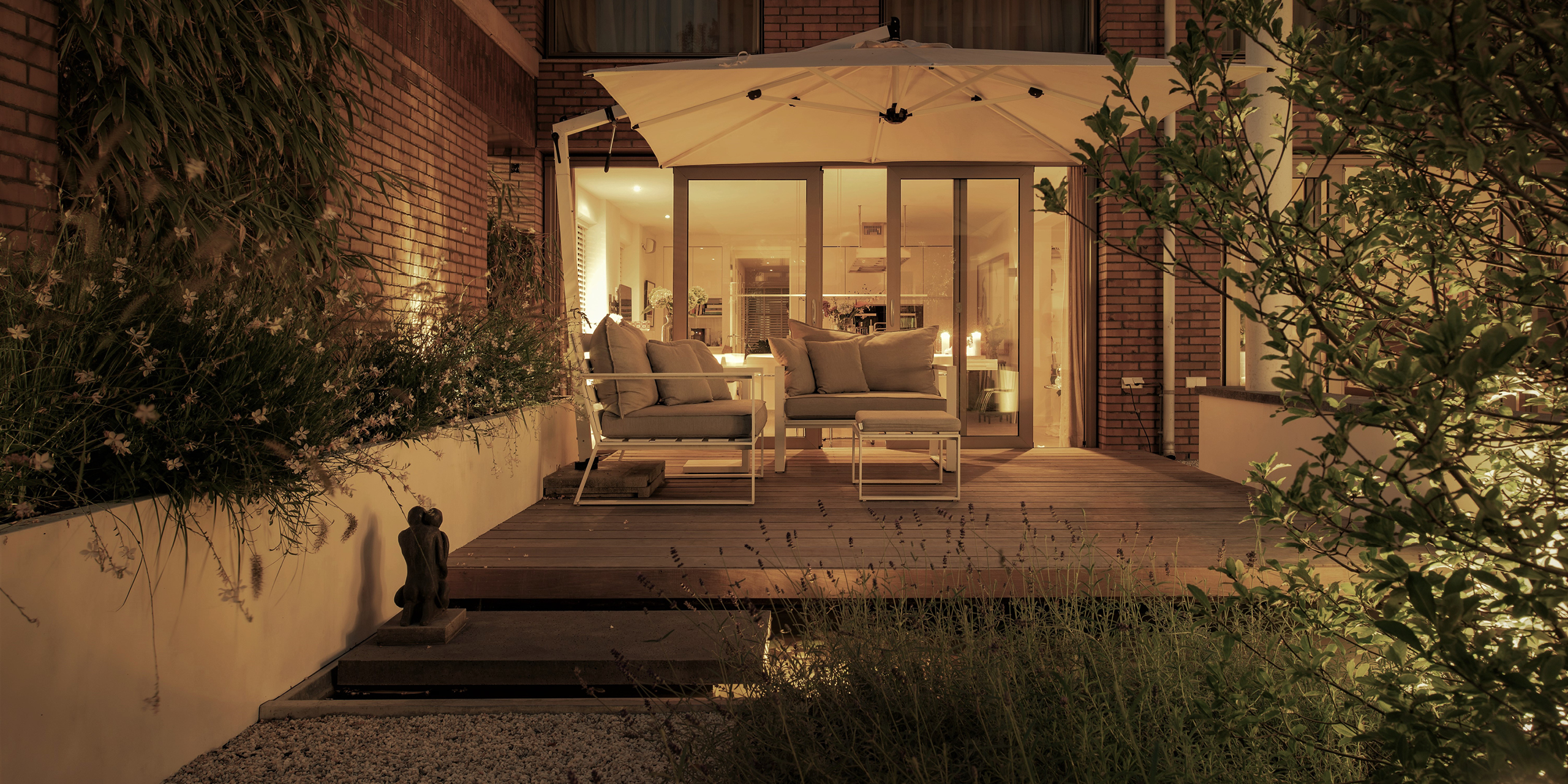 Patio van Buytengewoon in Amsterdam met zwevend vlonder en zithoek. 