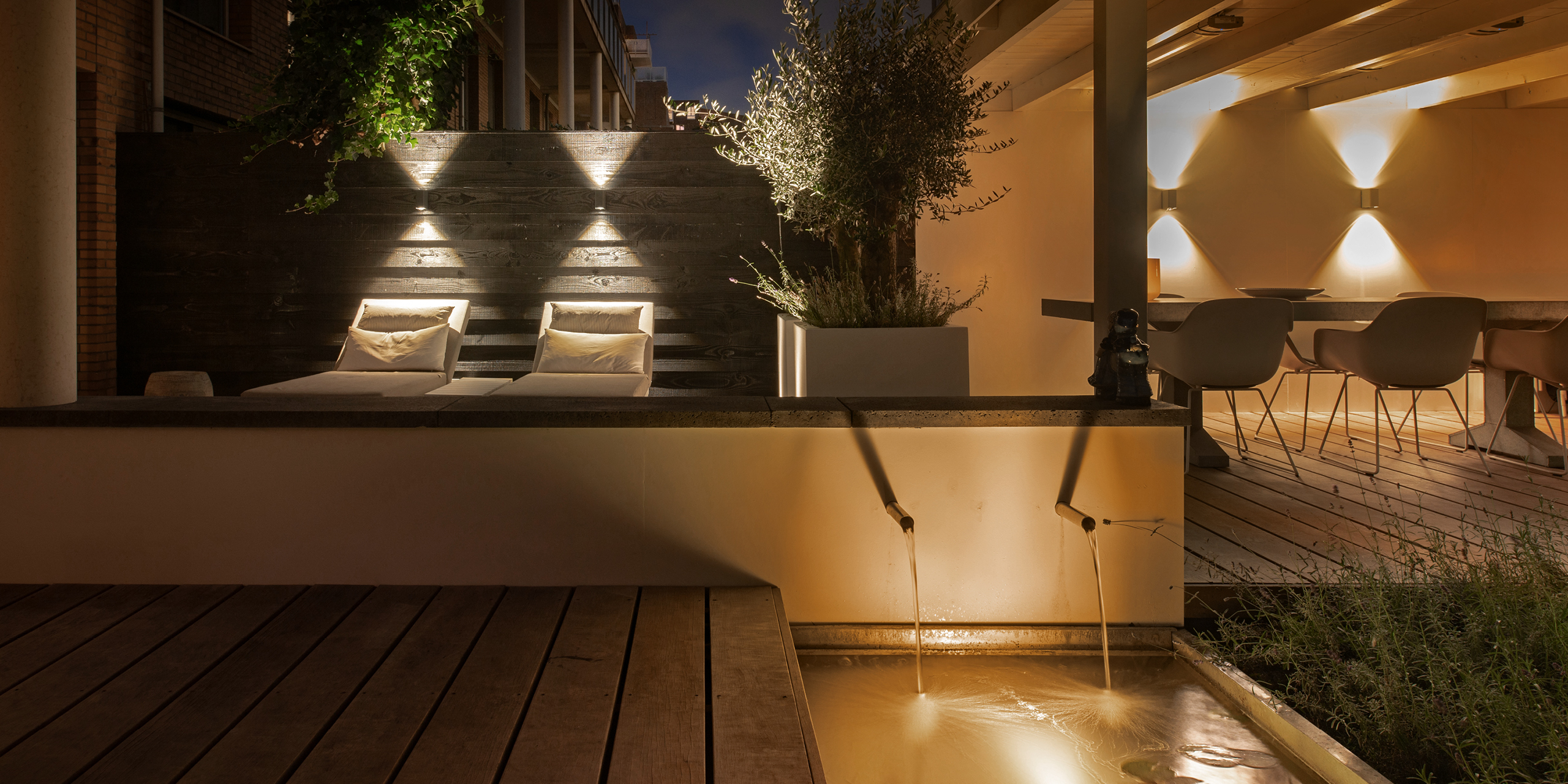 Patio van Buytengewoon in Amsterdam met muurelement en waterelement.