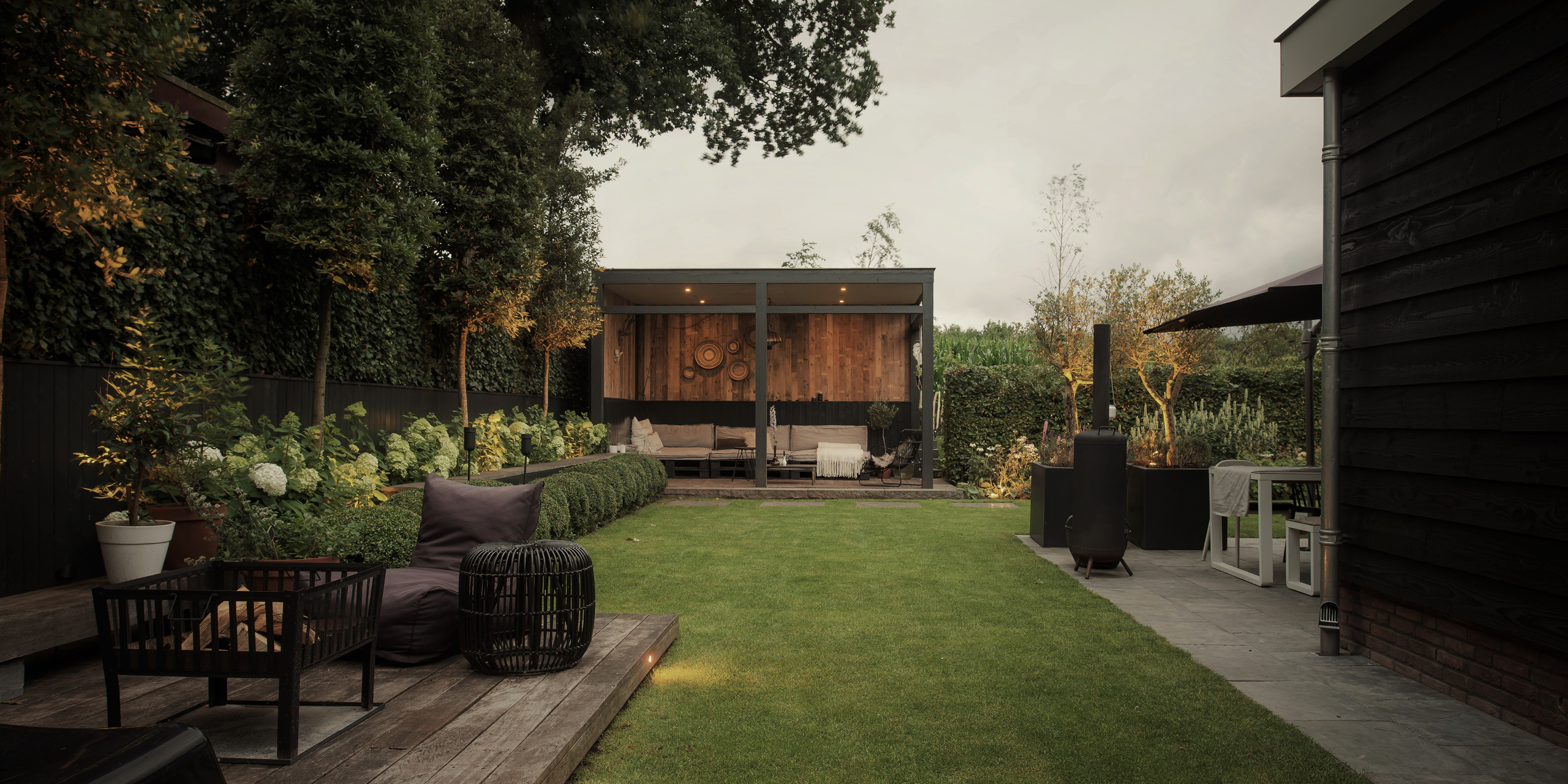 Buytengewoon leeftuin in Elspeet met gazon, vlonder, terras, tuintafel en veranda.