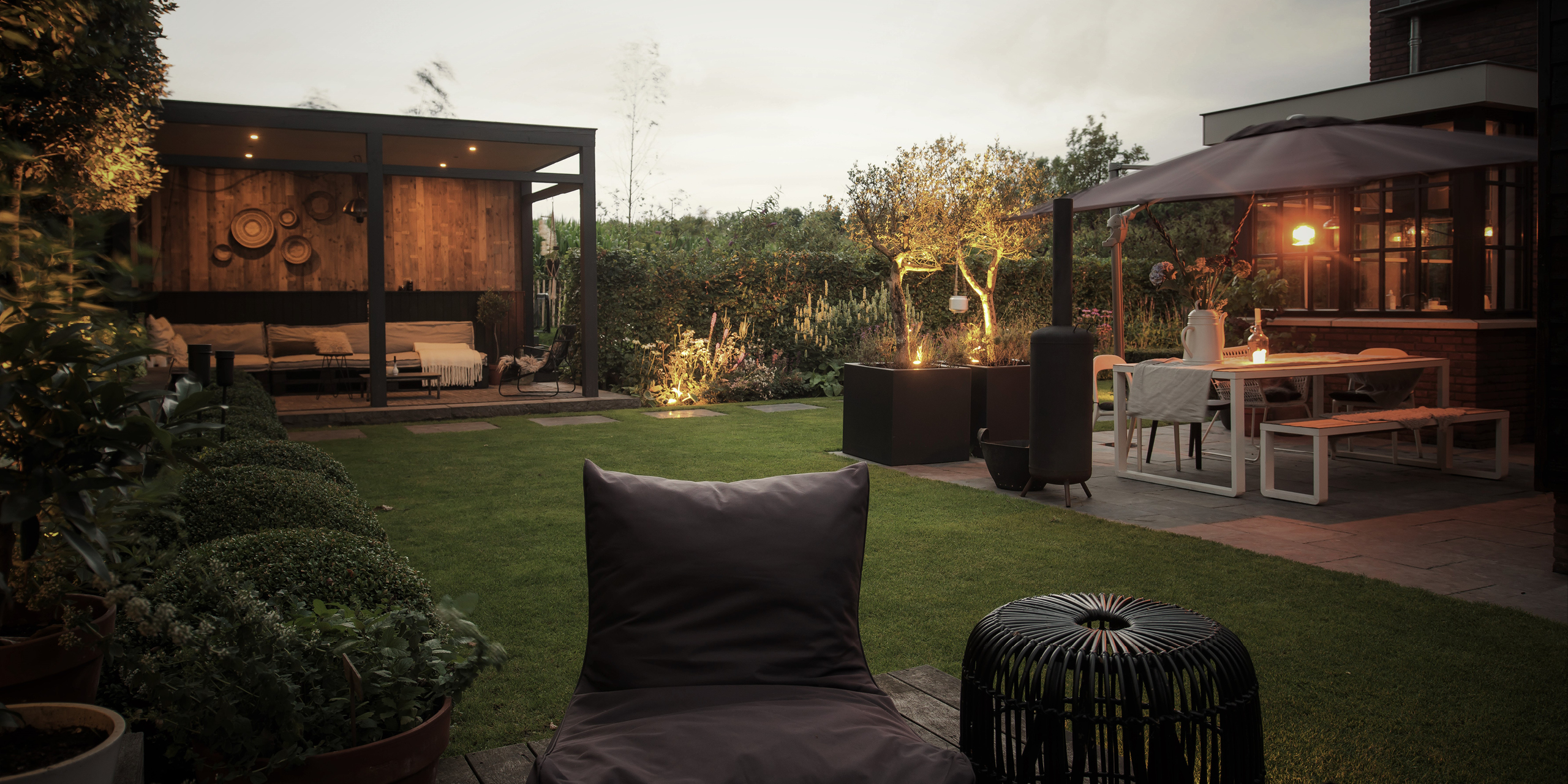 Buytengewoon leeftuin in Elspeet met gazon, tuintafel, terras, veranda en buikenhaag.
