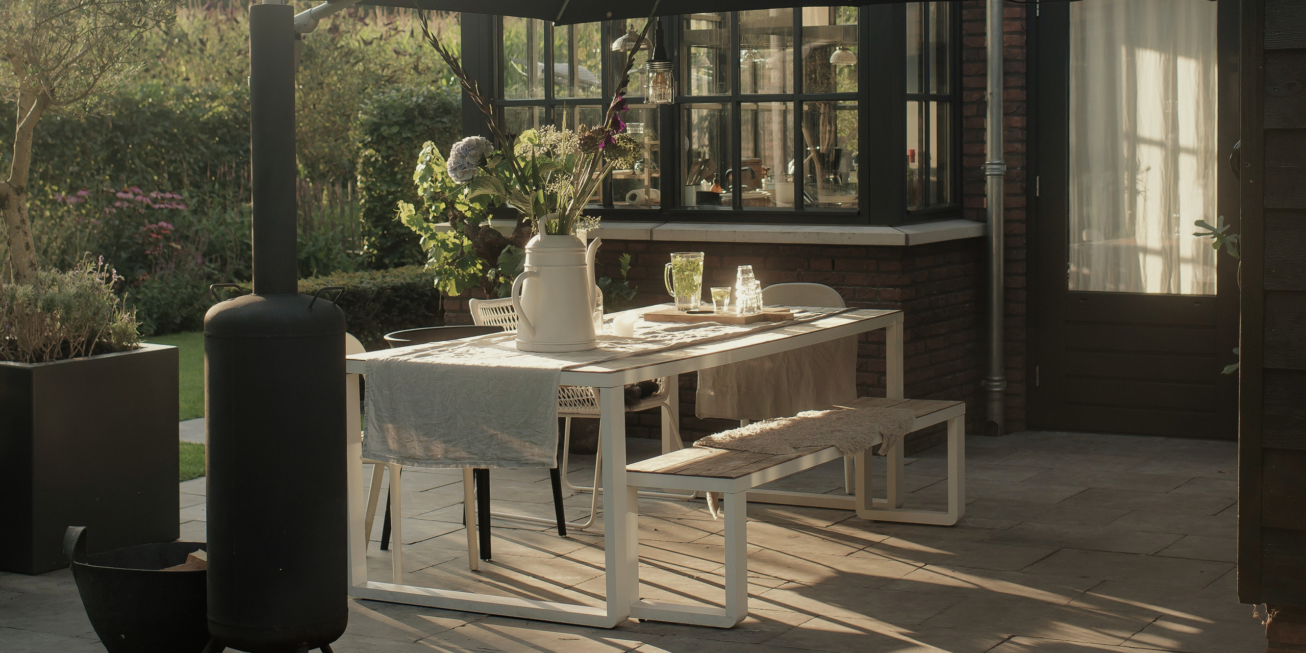 Buytengewoon leeftuin in Elspeet met terras en tuintafel.