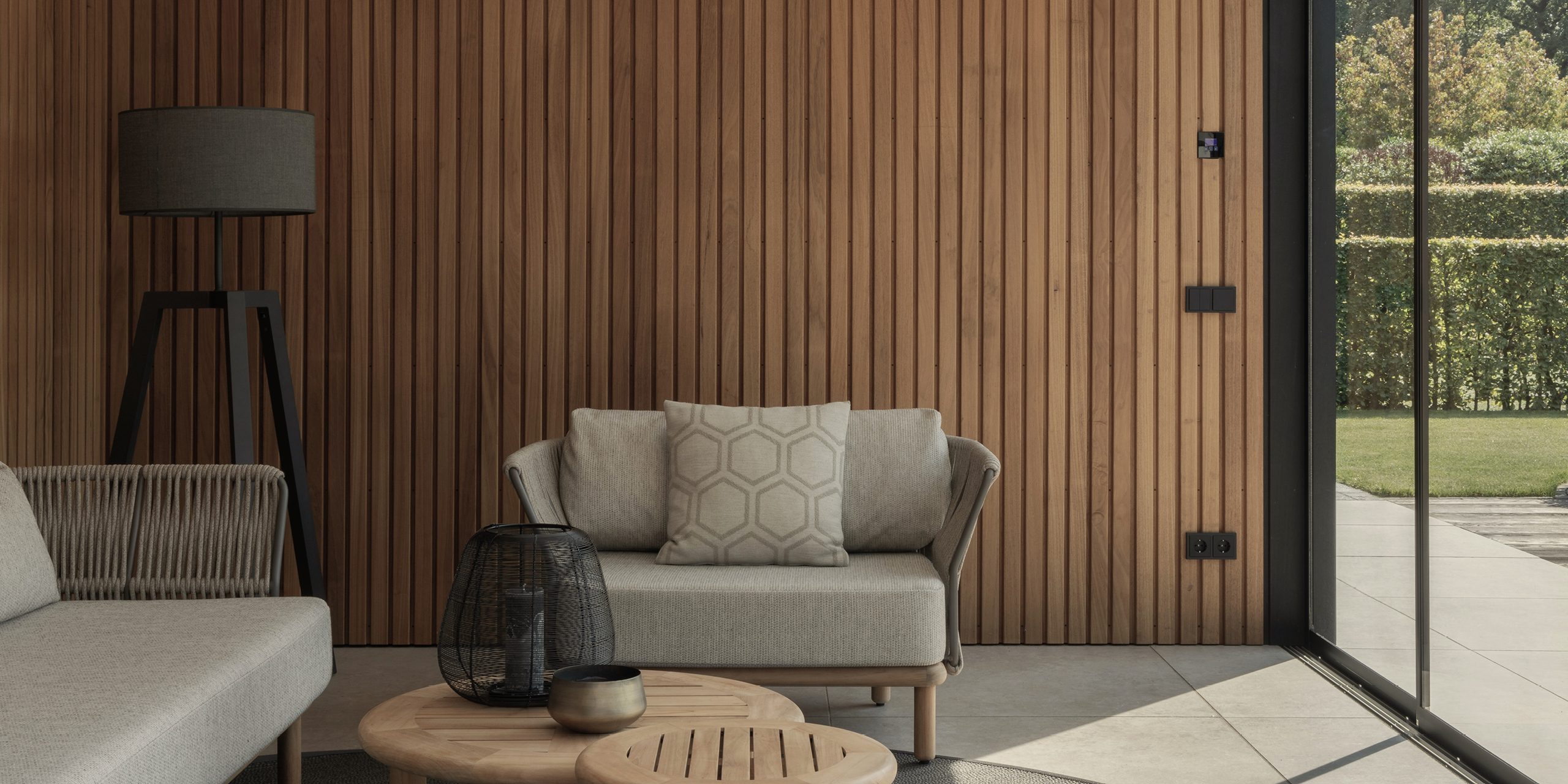 Buytengewoon tuin in Uddel met poolhouse en zitlounge.