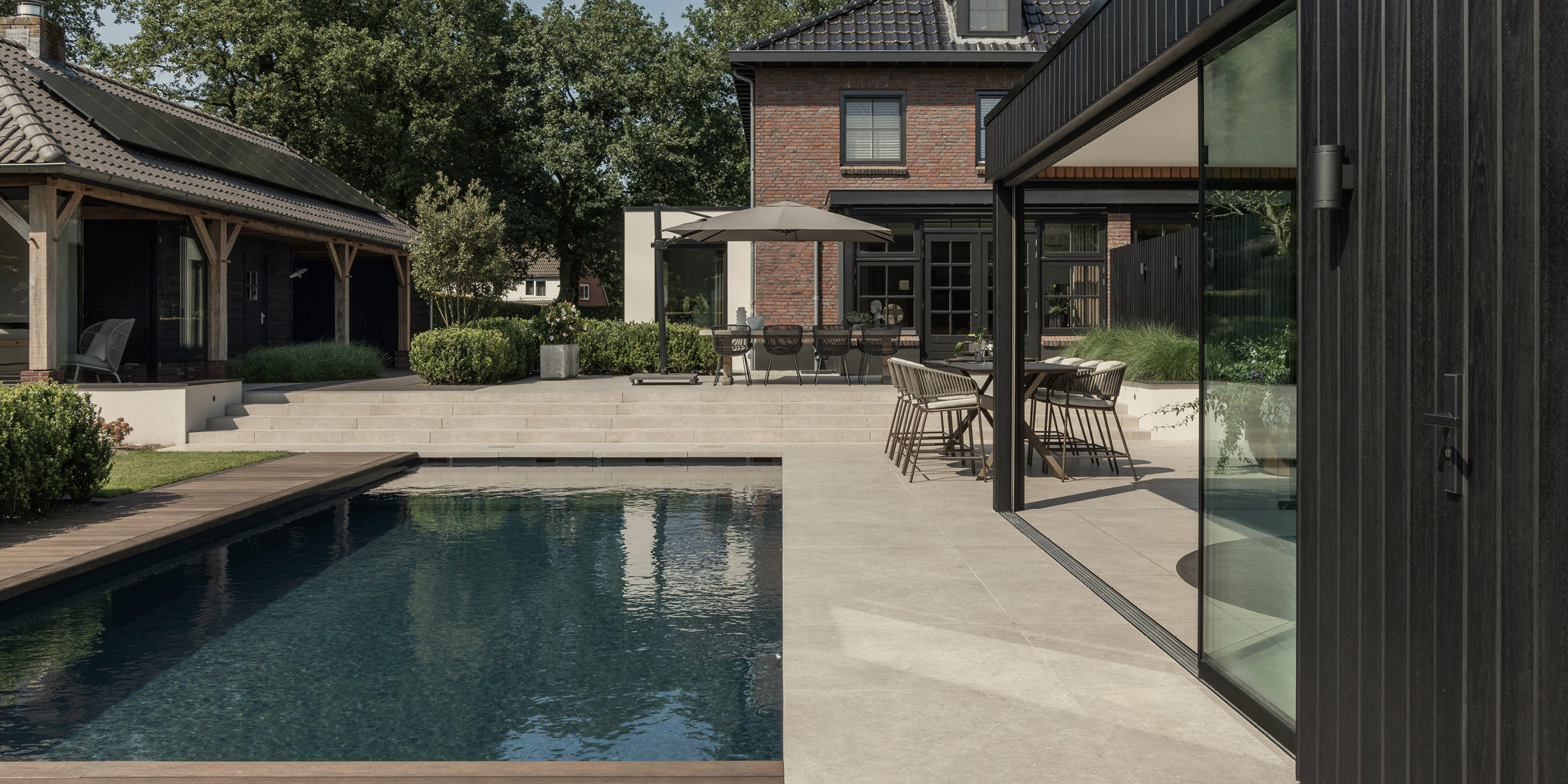 Buytengewoon tuin in Uddel met schuur, zwembad, vlonder, terras en tuintafel.