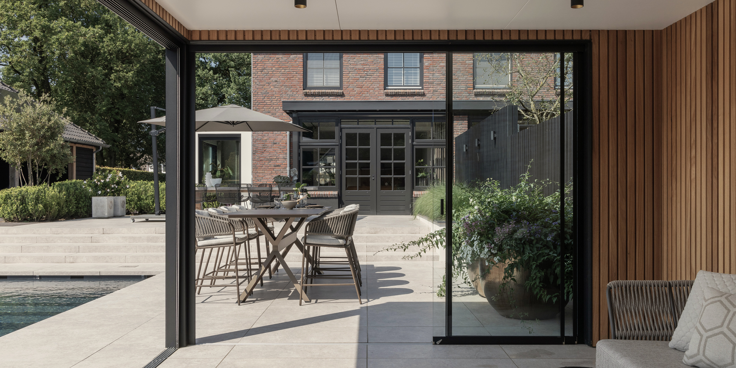 Buytengewoon tuin in Uddel met terras en tuintafel.