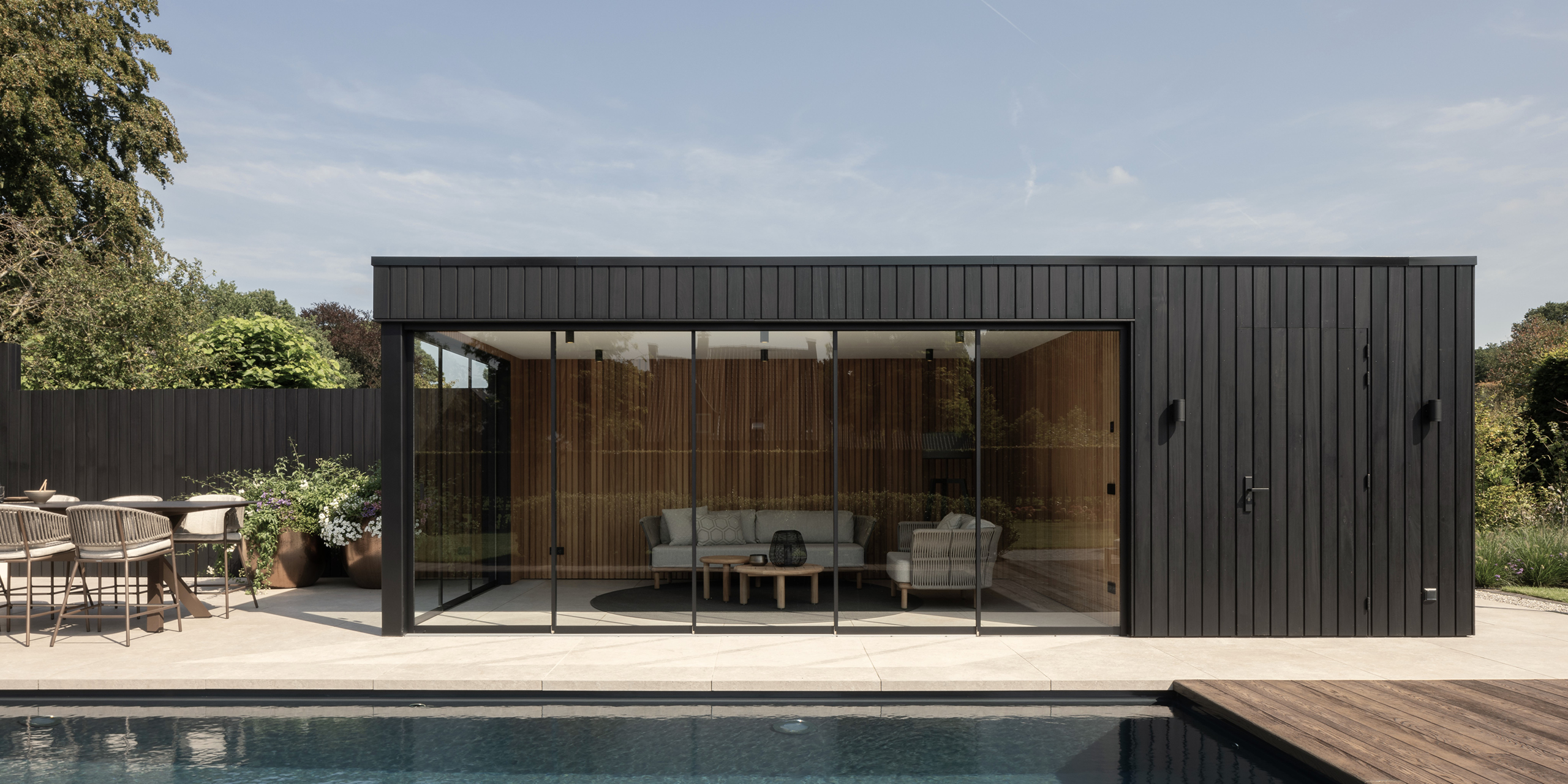 Buytengewoon tuin in Uddel met zwembad, tuintafel en poolhouse.