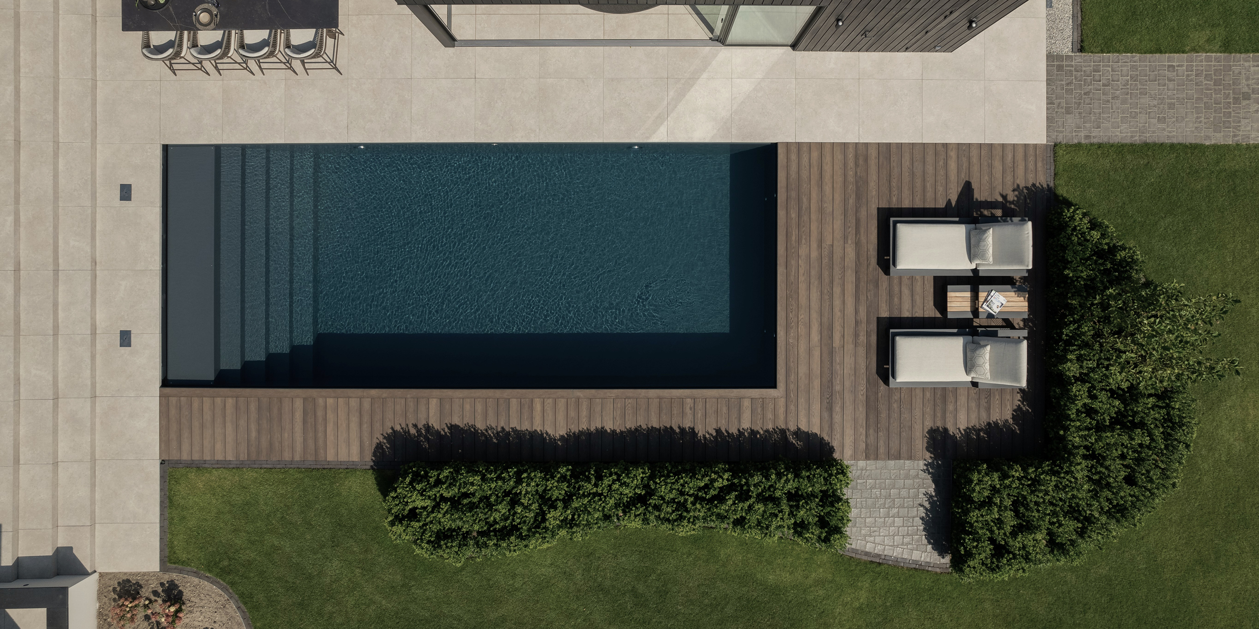 Buytengewoon tuin in Uddel met poolhouse, zwembad, vlonder en ligstoelen.