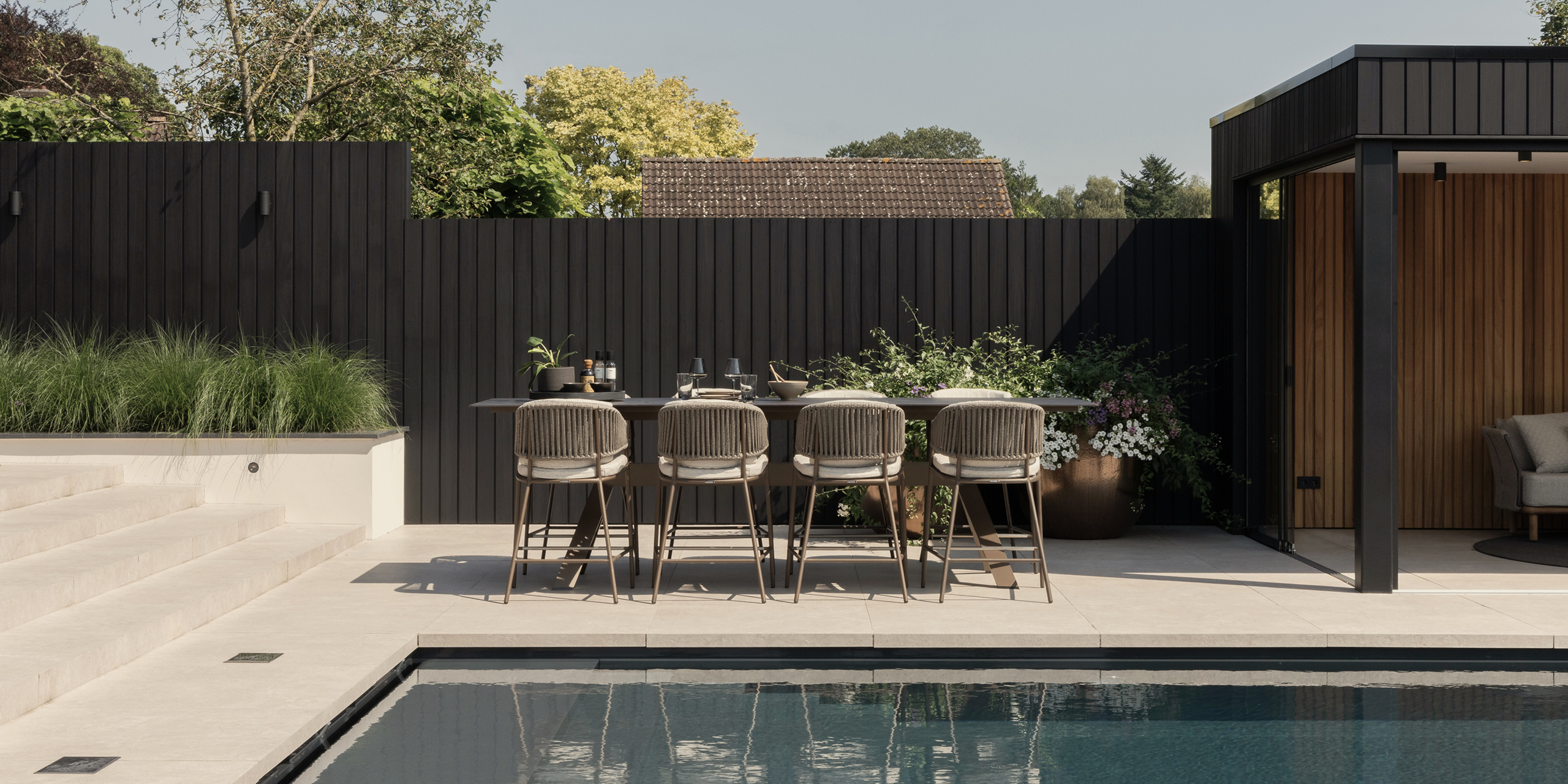 Buytengewoon tuin in Uddel met tuintafel met traptreden, terras, zwembad en poolhouse.
